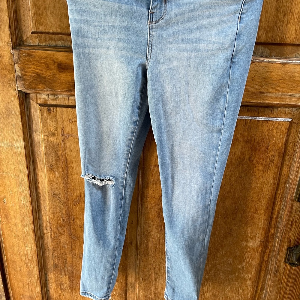 American Eagle Ripped on one knee jeggings